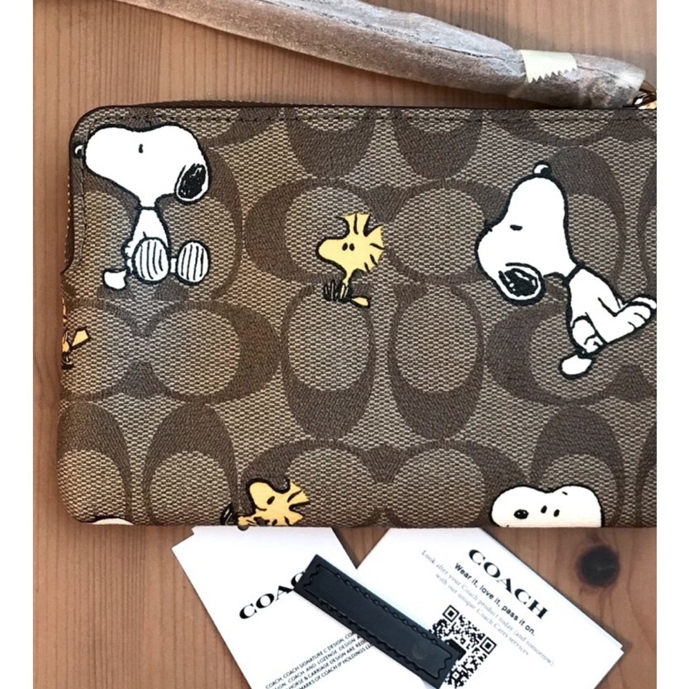 Coach X Peanuts Corner Zip Wrislet Signature Canvas with Snoopy Woodstock print